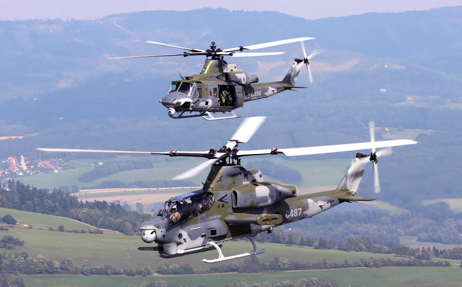 Vrtulníky AH-1Z Viper a UH-1Y Venom české armády ve letu