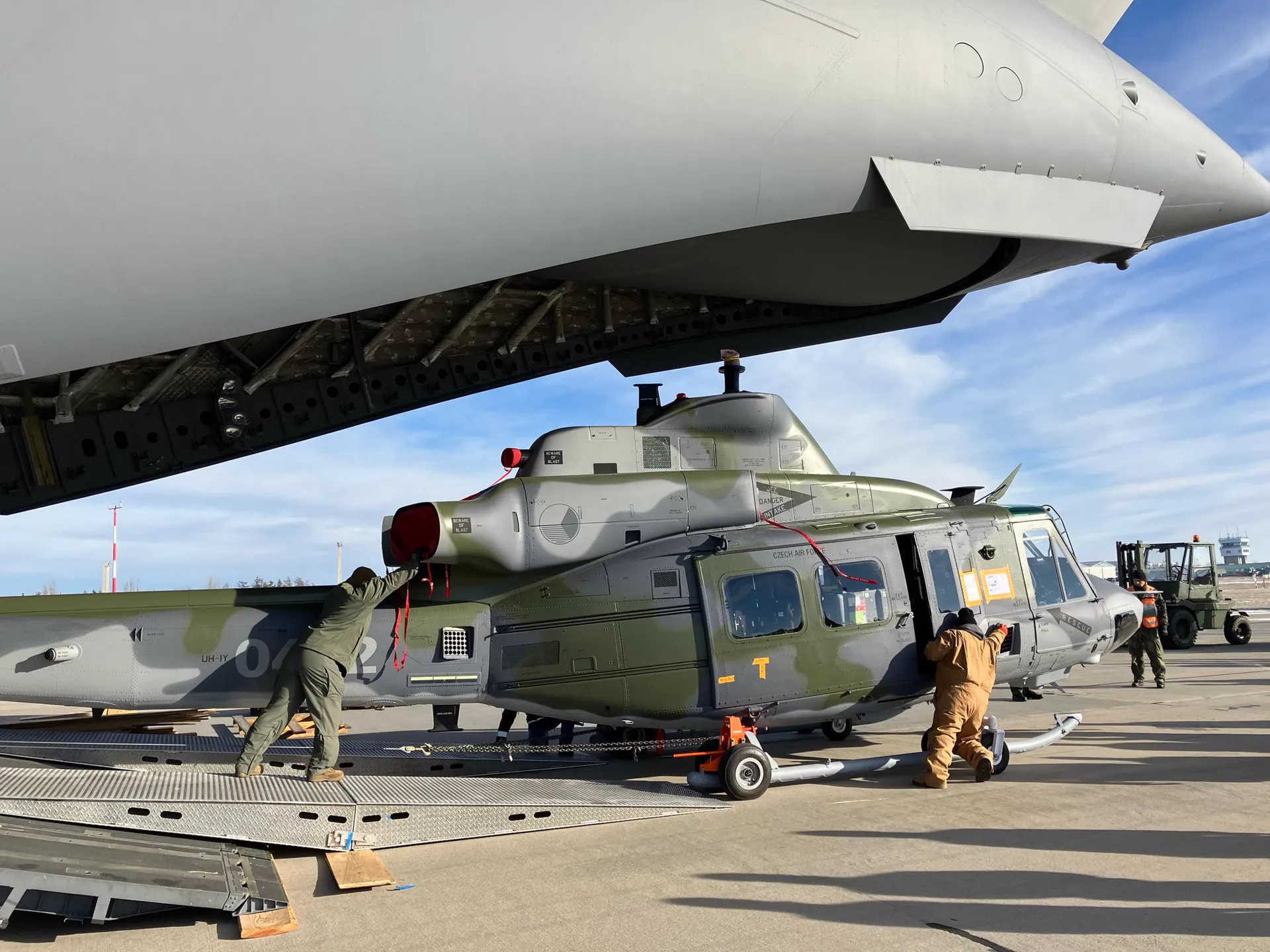 Vrtulník UH-1Y Venom při překládce z letadla